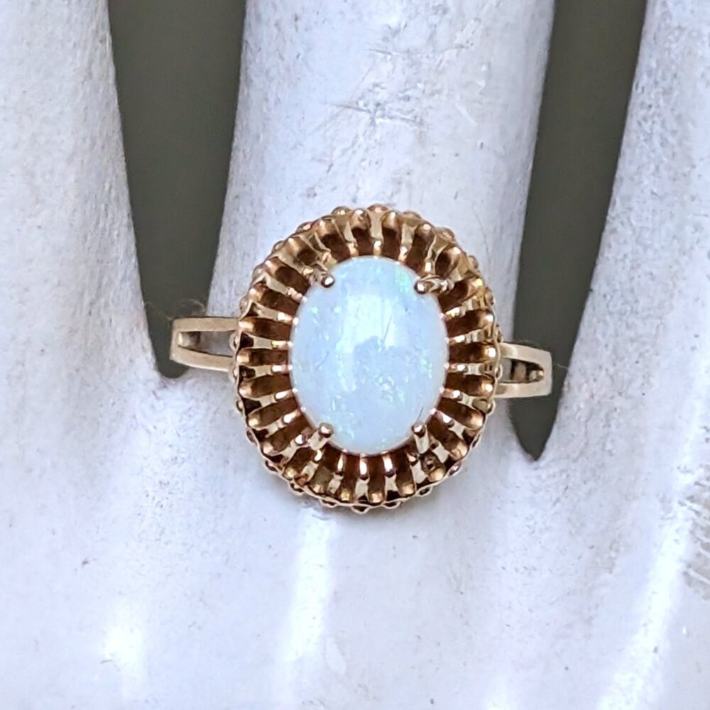 Vintage Solid 10K Yellow Gold Genuine Opal Cabochon Solitaire Ring